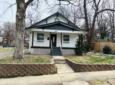 Main picture of 201 S Crysler Ave