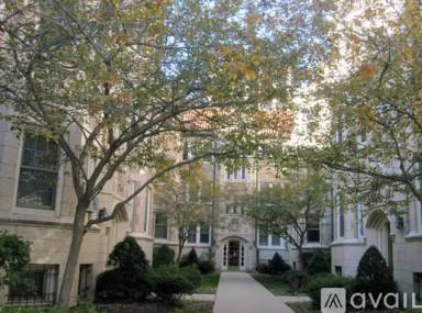 Main picture of 552 W Brompton Ave