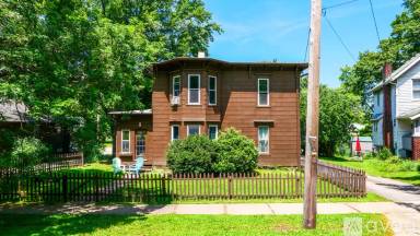 Main picture of 309 Lake St