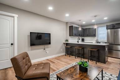 Main picture of 221 W 6th St