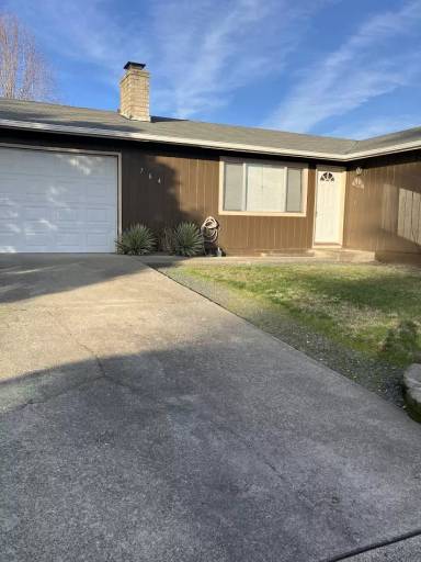 Main picture of 784 NW Carol Dr