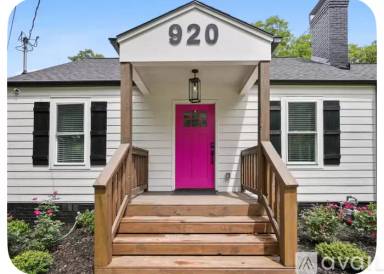 Main picture of 920 Moreland Ave SE