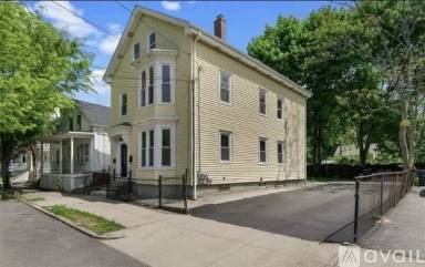 Main picture of 82 Sycamore St