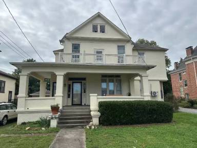 Main picture of 411 Themis St