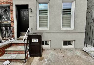Main picture of 909 Tree St
