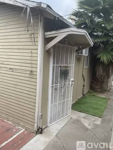 Main picture of 135 1/2 El Camino Real
