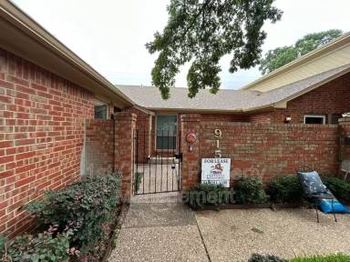 Main picture of 915 Cedarland Blvd