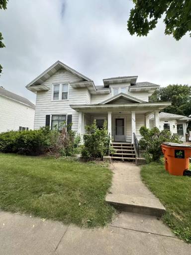 Main picture of 528 W Grand Ave