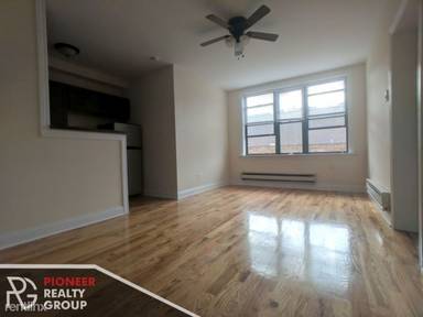 Main picture of 818 W Diversey Pkwy