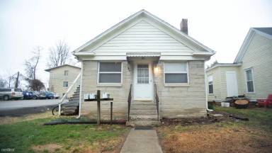 Main picture of 211 E 1st St