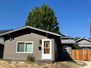 Main picture of 748 Siskiyou Blvd
