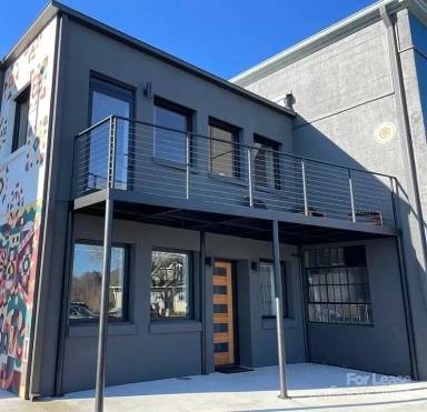 Main picture of 39 Depot St