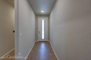 Main picture of 877 Halford Ln