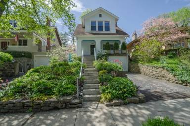 Main picture of 3617 Pape Ave