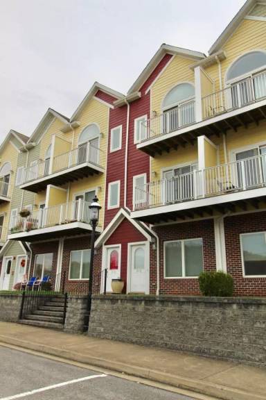 Main picture of 370 Frontier Ave