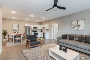 Main picture of 1601 E Main St