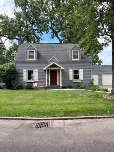 Main picture of 403 W Van Buren St