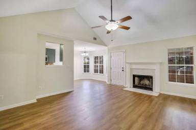 Main picture of 607 S Skinner Ave