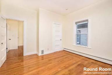 Main picture of 10 Moreland St