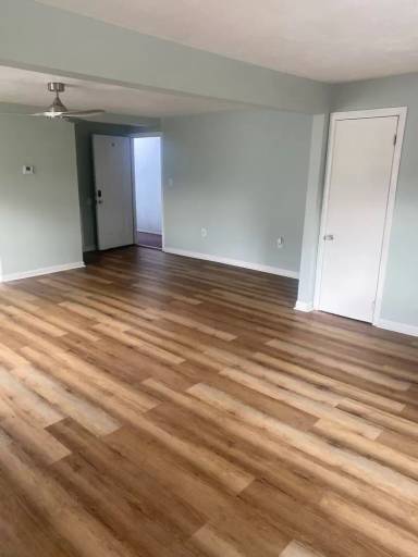 Main picture of 933 Roosevelt Blvd