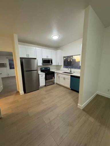 Main picture of 6500 Balboa Blvd
