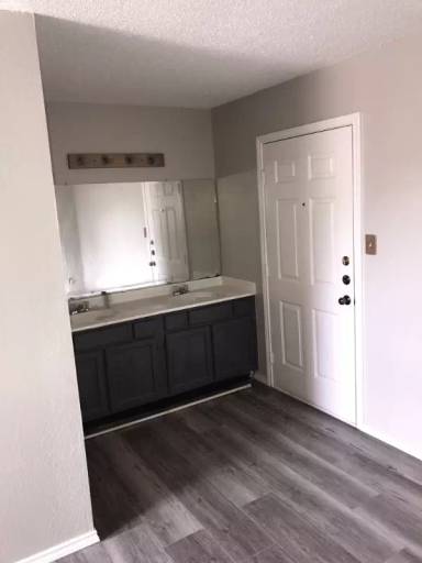 Main picture of 9829 Walnut St