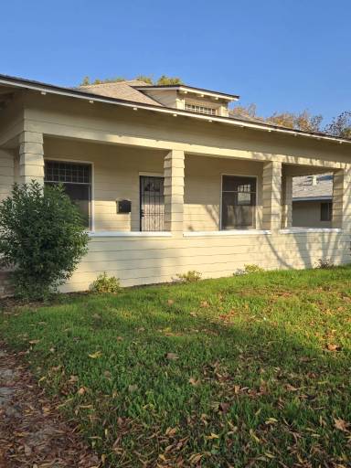 Main picture of 113 W 21st St