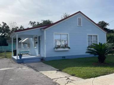 Main picture of 1107 W Gimble St