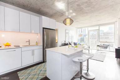 Main picture of 228 W Illinois St