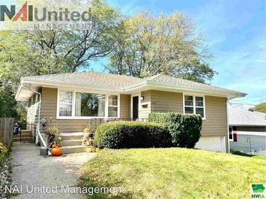 Main picture of 2321 S Clinton St