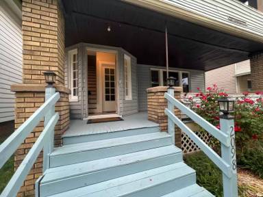 Main picture of 2098 Clarence Ave