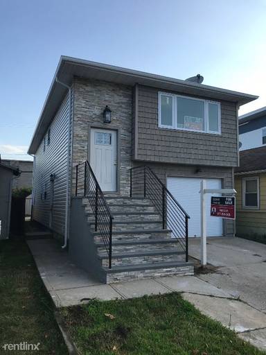 Main picture of 117 W Fulton St