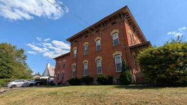 Main picture of 220 4th St NE