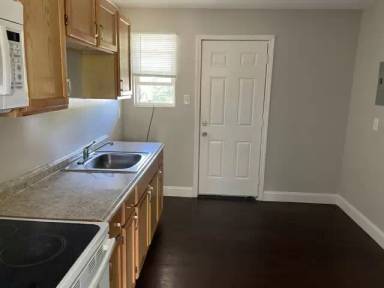 Main picture of 1043 College St
