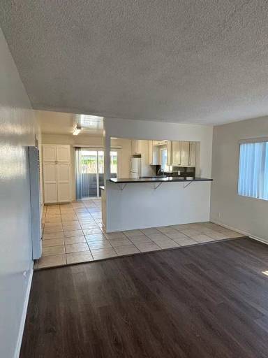 Main picture of 841 W 5th St