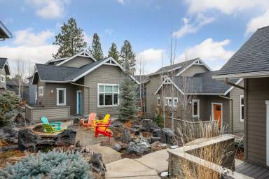 Main picture of 1913 NW Monterey Mews