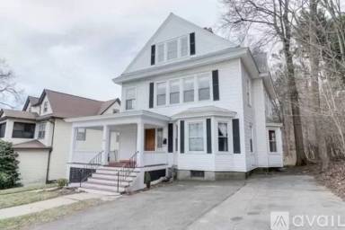 Main picture of 824 Pleasant St