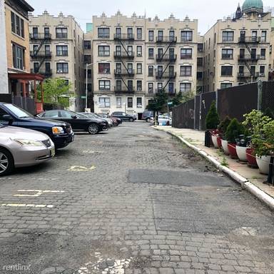 Main picture of 246 W 106th St