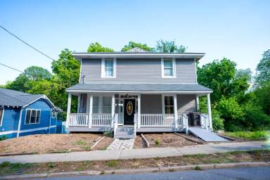 Main picture of 146 E Bell St