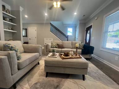 Main picture of 401 Peyton Pl