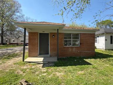 Main picture of 808 Cobb Cir