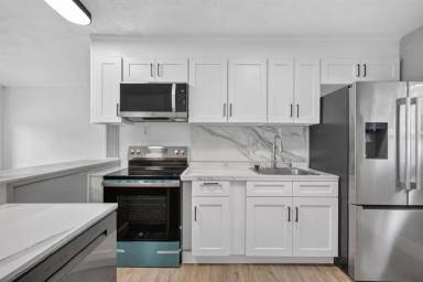 Main picture of 540 NE 61st St