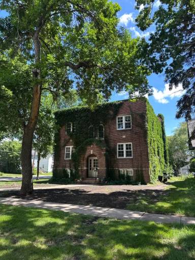 Main picture of 1041 College St N