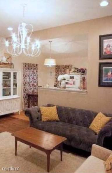Main picture of 808 W Markham Ave