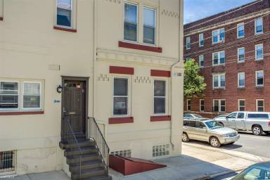 Main picture of 4064 Irving St