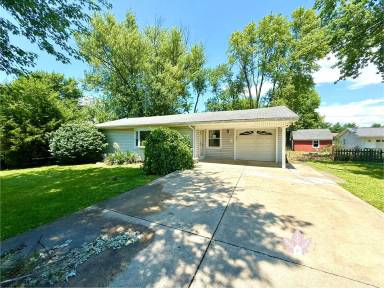 Main picture of 916 W Bannister Dr