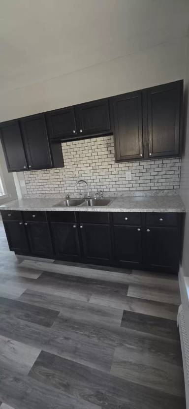 Main picture of 822 E River Dr