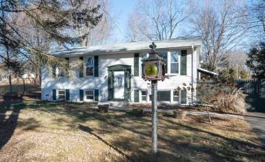 Main picture of 31 Cheryl Dr