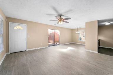 Main picture of 2501 Riverchase Xing NE