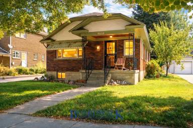 Main picture of 2725 S Lake St